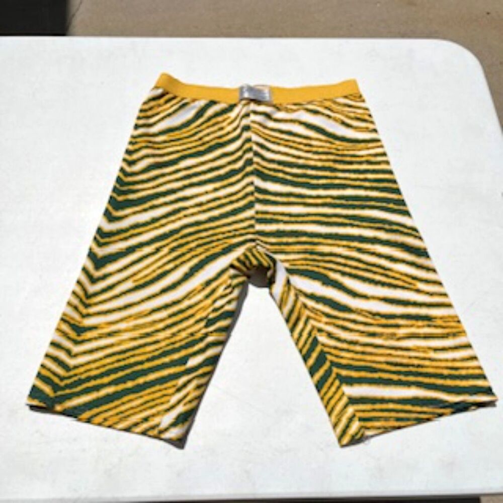 Size: Large {42-44} Slim Fit Zuma Athletic Shorts . Green Bay Packers . New